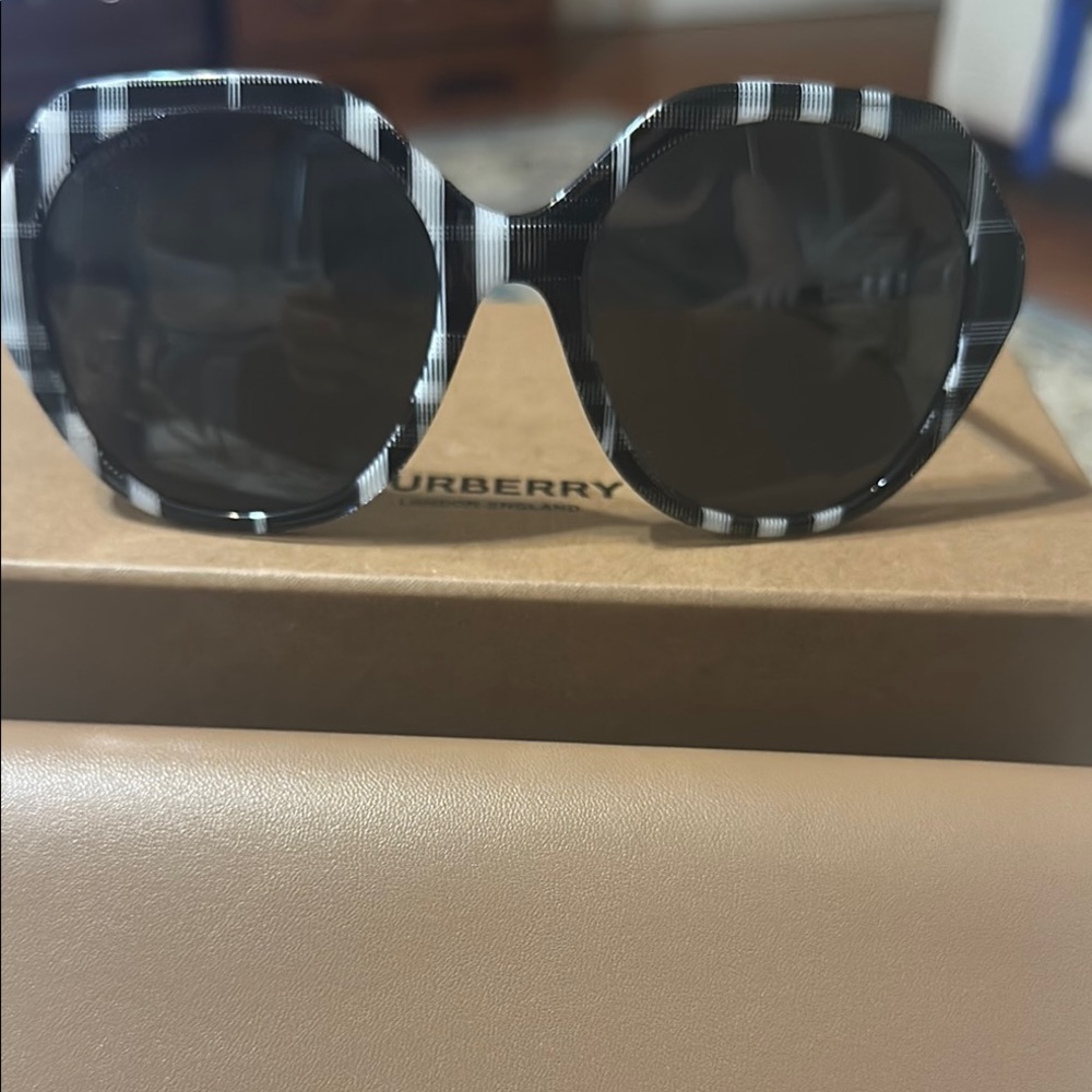 New Burberry black and white sunglasses and Accessories Set